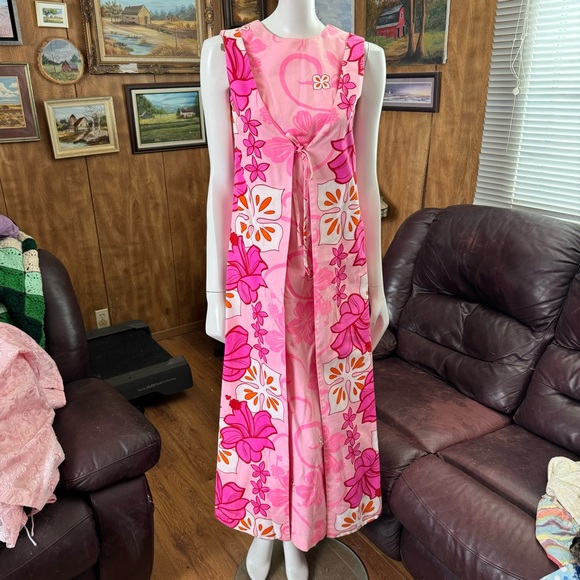 malihini Dresses & Skirts - Stunning Vintage Hawaiian Floral Dress